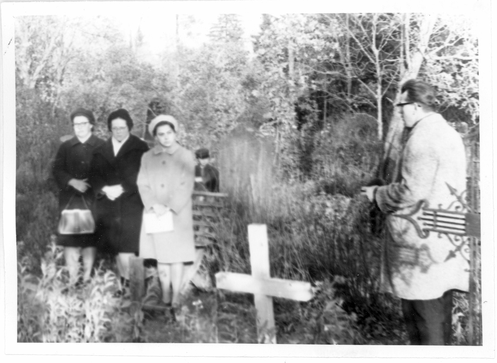 Opening of Otto Münther i gravestone at the Uudeküla cemetery on October 12. 1969. Ants Korjus, Director of Tamsalu Secondary School