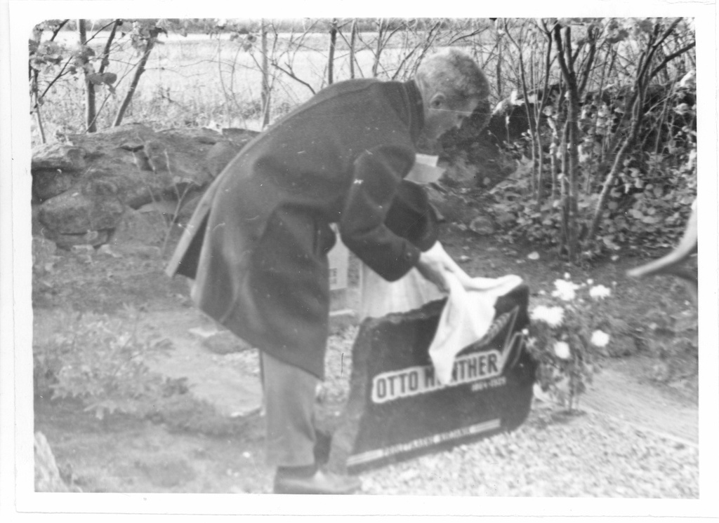 Eduard Leppik takes the cover from the gravestone of o. Münther on the Uudeküla cemetery on October 12. 1969