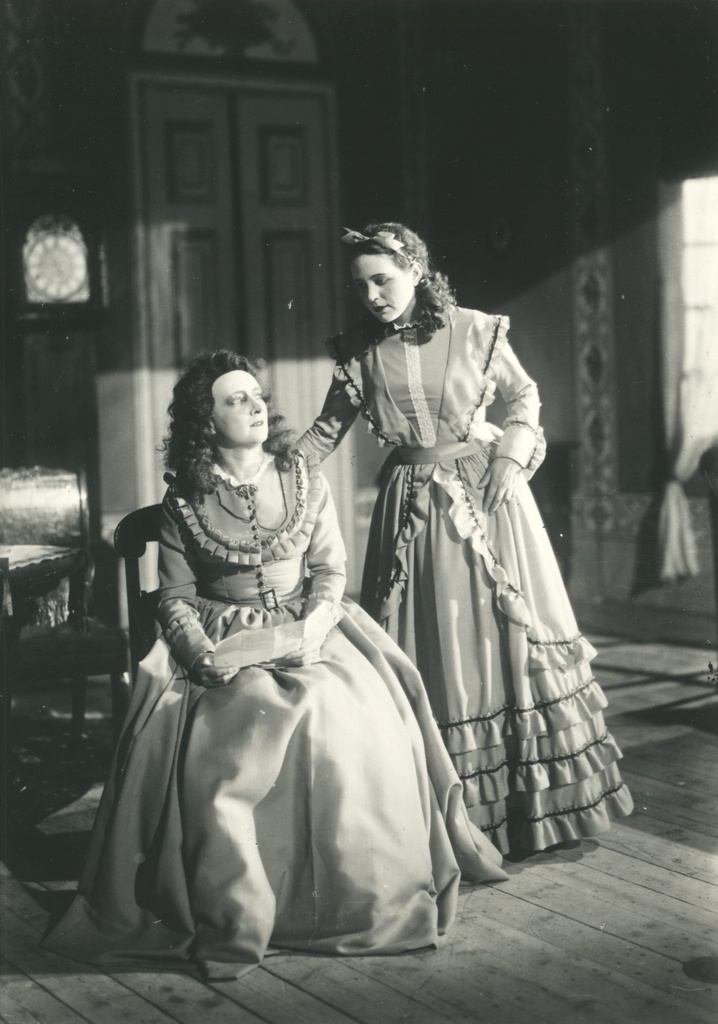 Marje Parikas and Erna Villmer a. Adson "Lauluisa and Kirja Virgin" in "Estonia" in 1931.