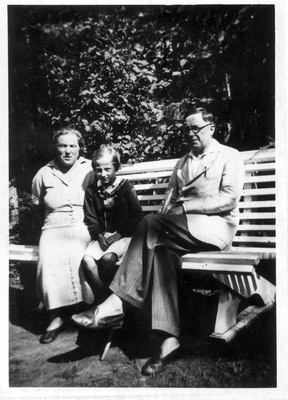 Hugo Iron Sepp with the family  duplicate photo