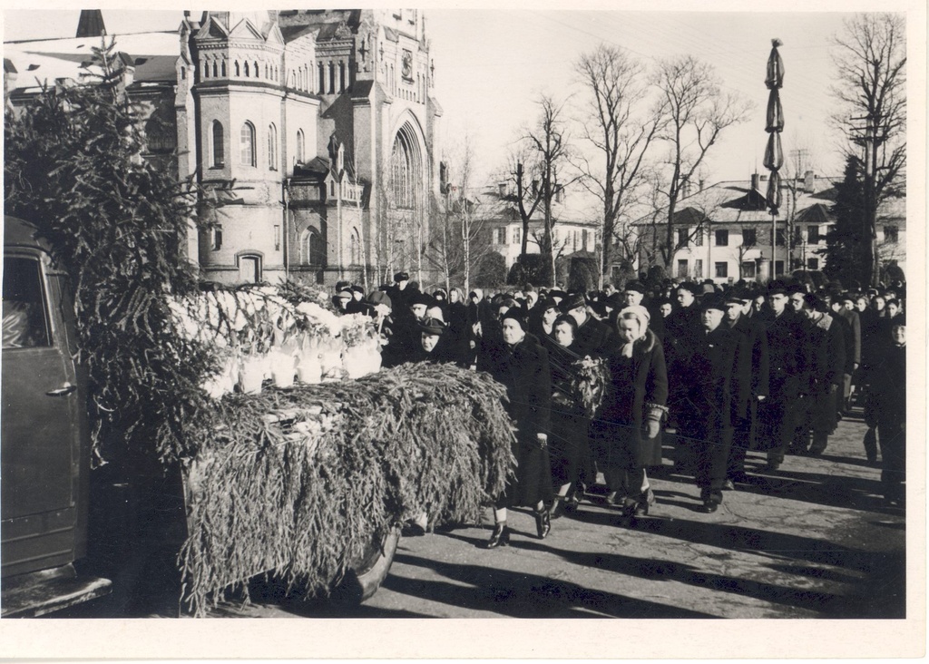 Wound, Give a funeral on the way to the Radi cemetery.
