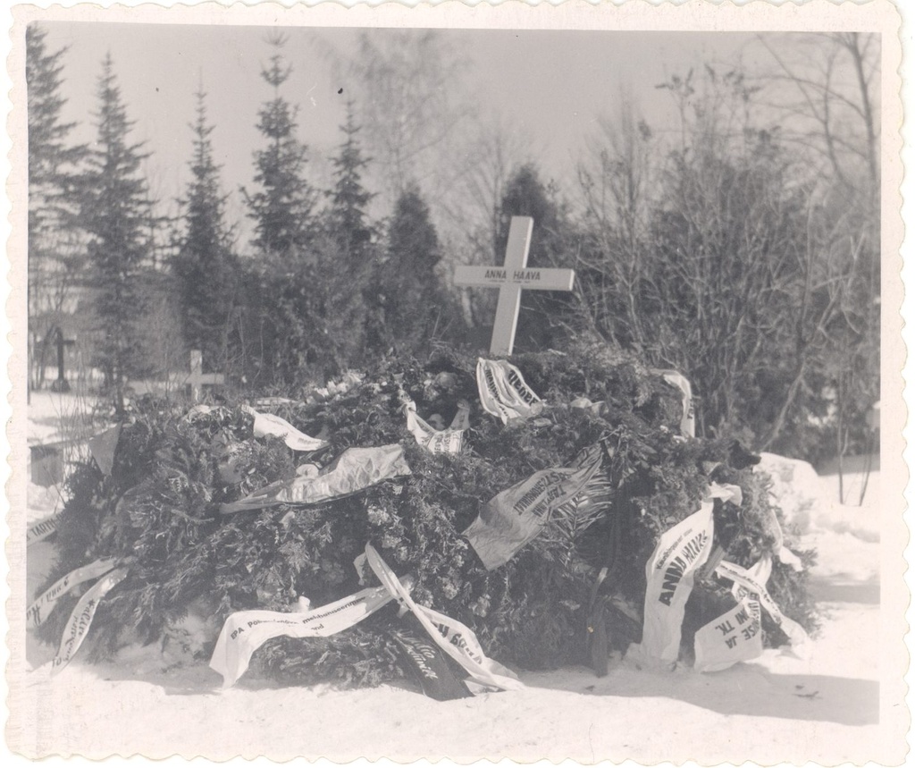 Wound, Give the grave on the cemetery of Tartu Radio