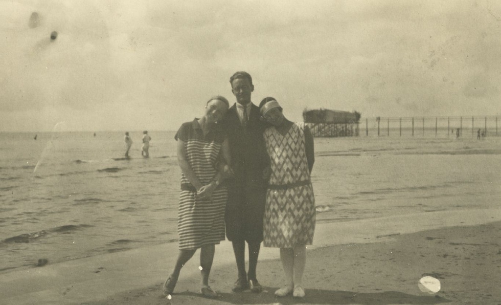 Rope Huik, Heiti Talvik and Elsbet Parek Pärnus in 1927