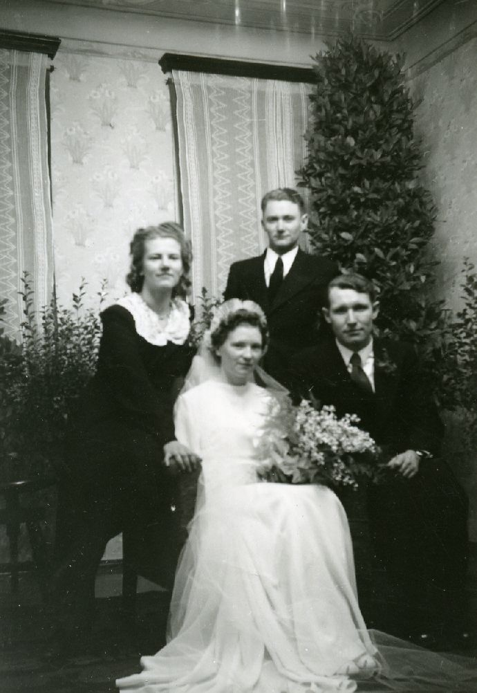 Group photo. Sitting: Hildegard Raun-Must and Gustav Black. Standing in Anna-Lore Rammu and Karl Ristikivi
