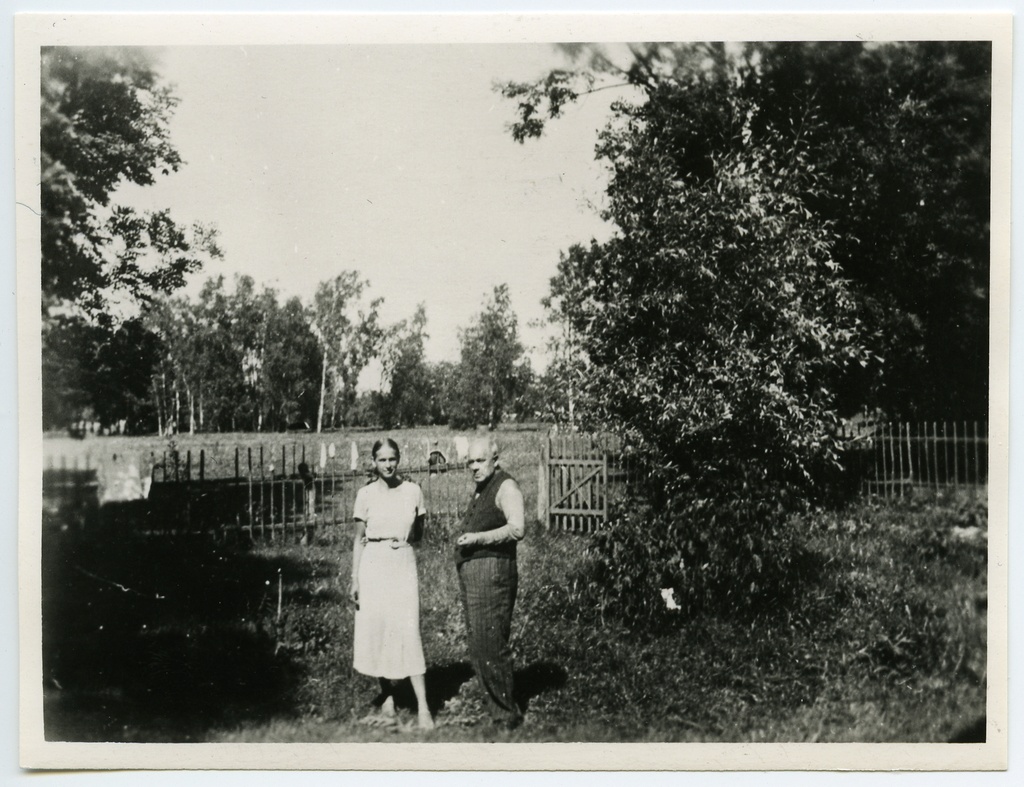 Nikolai Triik with daughter Kadr in Leetsel 1936.