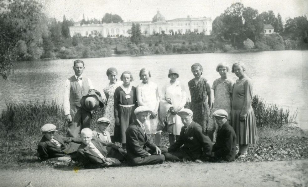 Jaan Kurn on a tour with students in Tartu in front of Raadi Manor in 1926