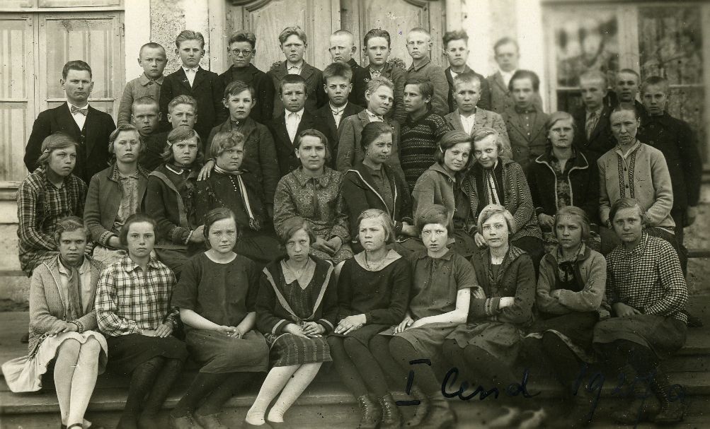Jaan Kurn with his students in 1927