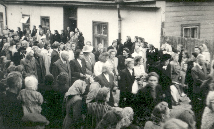 K. e. Feed funeral