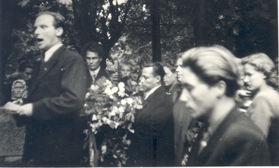 K. e. Feed funeral  similar photo