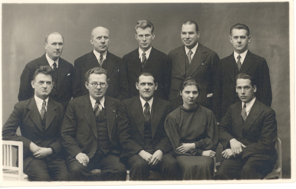 Group photo: J. Roos, h. Männik, Fr. Puksoo, L. Tohver (Raud), d. Palgi etc.