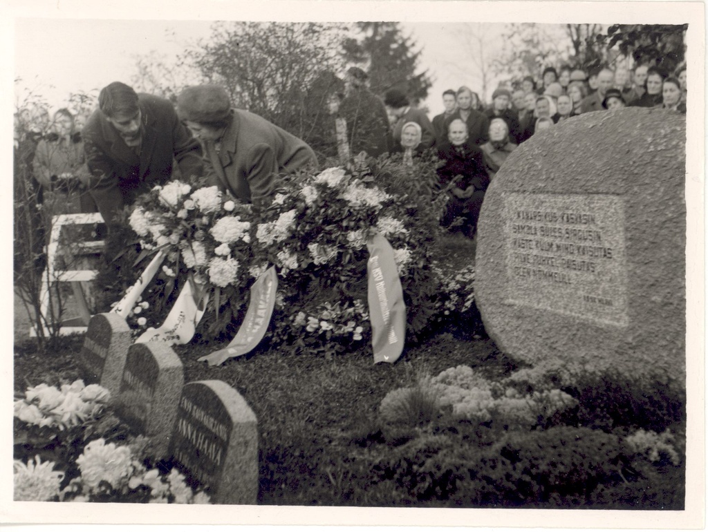 Wound, Anna the opening of the memory stone in the graveyard. P.-E. Rummo and K. Merilaas.
