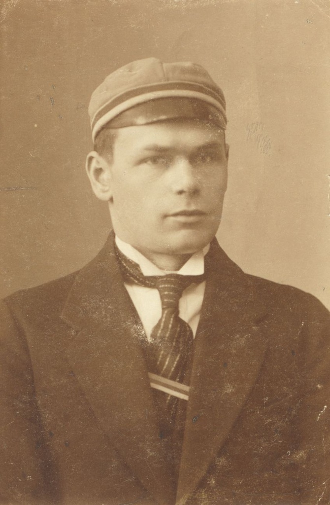 Henrik Visnapuu as a student