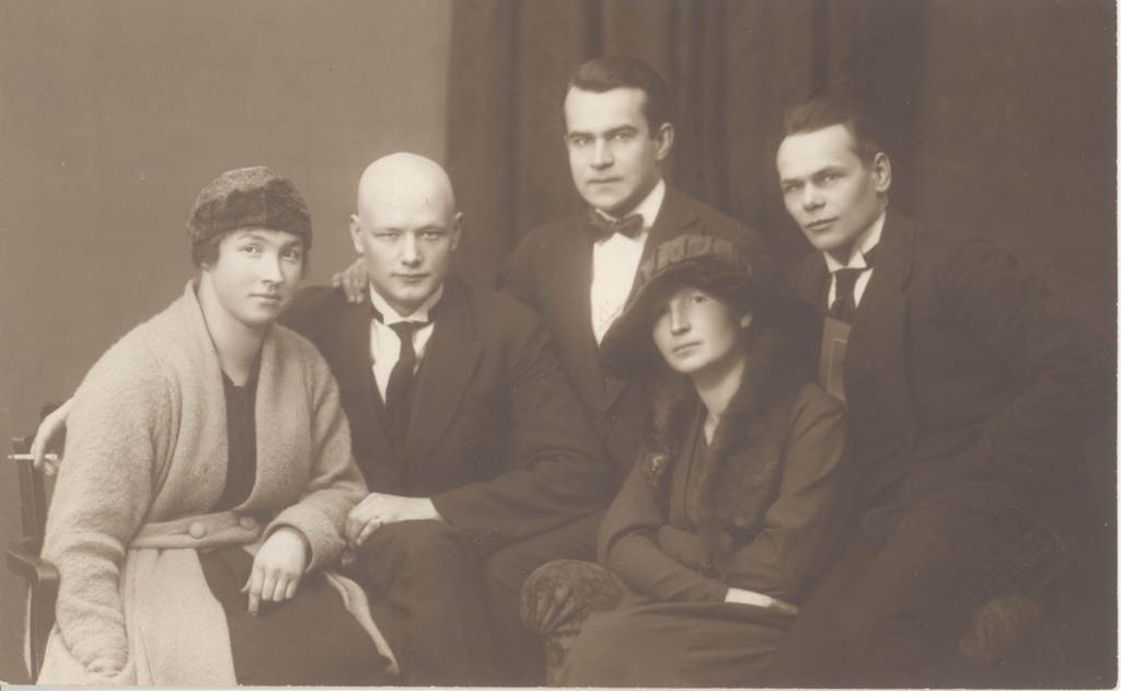 A. Gailit, e. Uusman-Kiisk, unknown, m. Uusman-Koort, h. Visnapuu