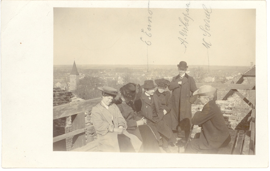 E. Enno, a. Uibopuu and K. Sara with ladies in Tartu Toomemägi