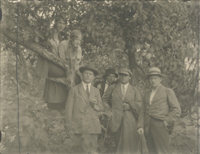 Elo Tuglas, Selma Oinas, Friedebert Tuglas, Karl Rumor-Ast, Aleksander Tassa, Aleksander Oinas 1921.  duplicate photo