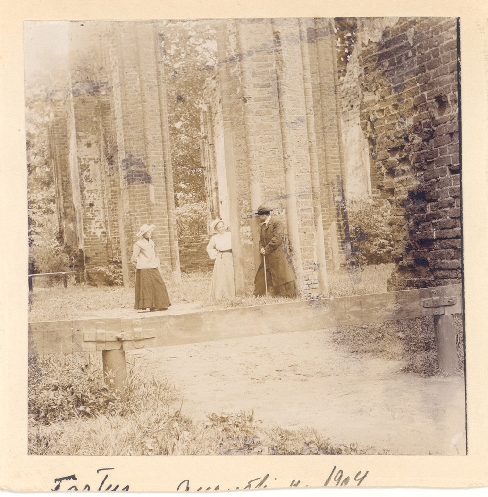 Otto Münther, Helene Legal (black skirt), Only