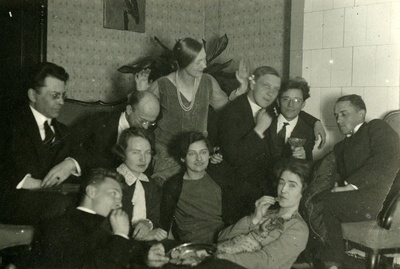 Veljestons [1928]. I row vas. : 1. OSVALD Saadre , 2. Linda Vilmre, 3. Linda Tamman-Annist, 4. Elo Tuglas; 2nd row: 1. Friedebert Tuglas, 2. Voldemar Vaga, 3. Elsbet Markus-Parek, 4. Ants Oras, 5. Mart Lepik, 6. Julius Mägiste  duplicate photo