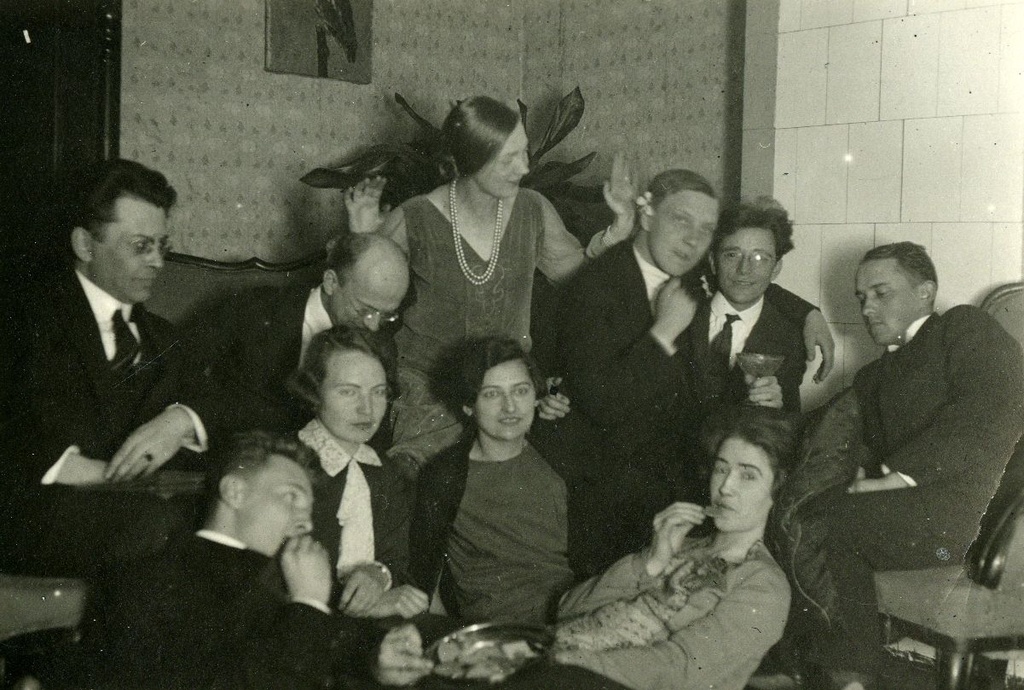 Veljestons [1928]. I row vas. : 1. OSVALD Saadre , 2. Linda Vilmre, 3. Linda Tamman-Annist, 4. Elo Tuglas; 2nd row: 1. Friedebert Tuglas, 2. Voldemar Vaga, 3. Elsbet Markus-Parek, 4. Ants Oras, 5. Mart Lepik, 6. Julius Mägiste