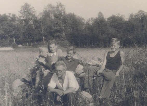 Väike-Maarja School Family on Weizen Shelf