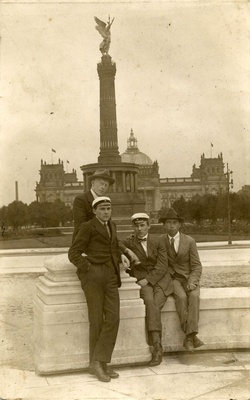 Oskar Loorits, Albert Kivikas, August Annist, Jaan Taklaja in Berlin 11.08.1922  duplicate photo