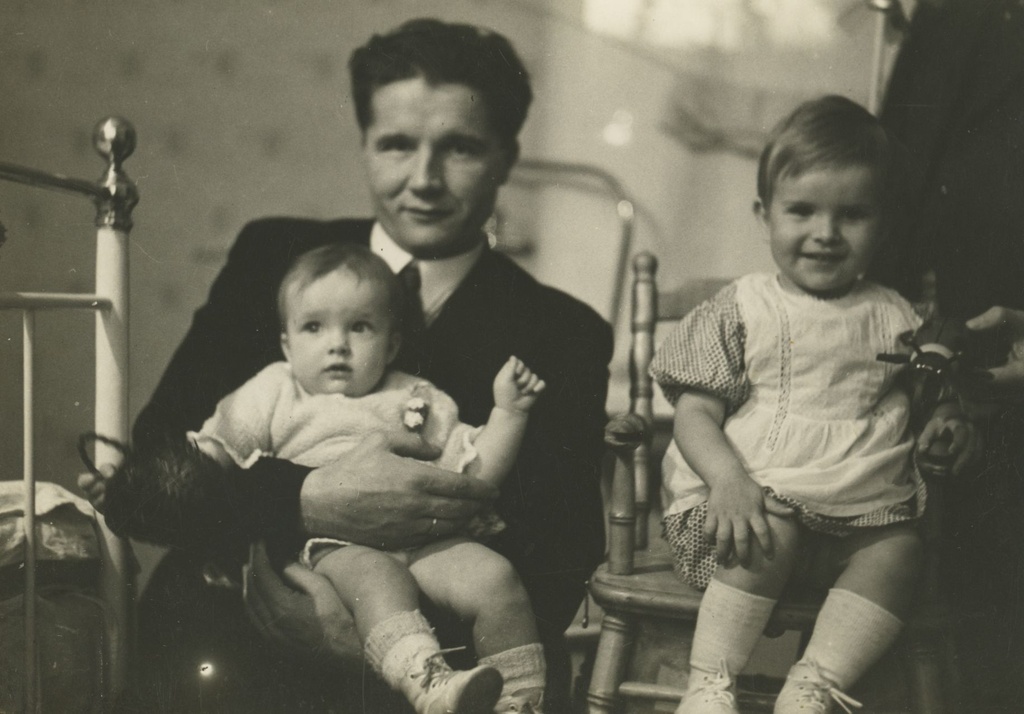 Juhan Jaik, the daughter of Ilo-Reet, next to Mrs. Jaigi sister's daughter Juta Keller