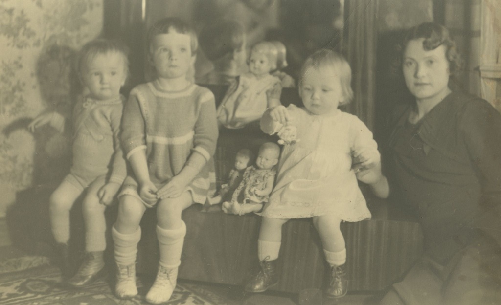 J. Jaig's wife and children. VAS. : Koit, Ilo-Reet, Sade and pr. Jaik