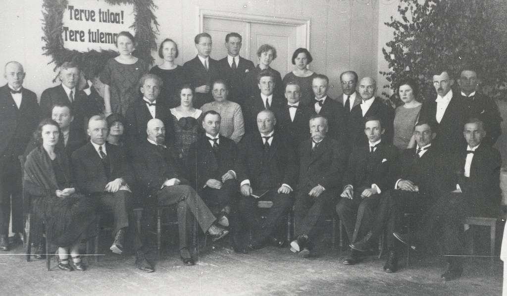 Members of the "Postimehe" editorial with Finnish guests