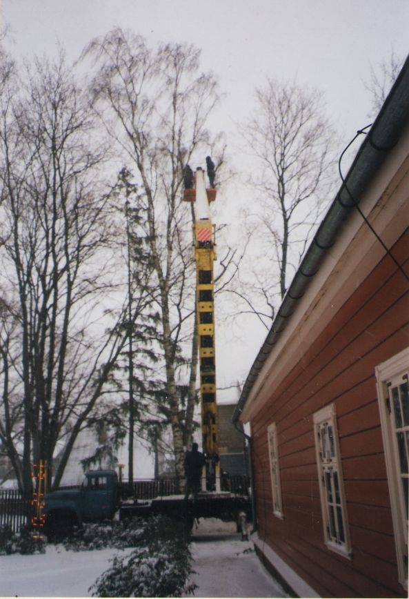 Photo. Cutting trees Fr. In the courtyard of R. Kreutzwald. Võru, 19.12.2001.