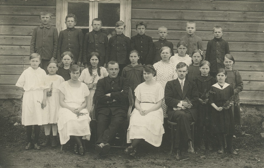 Hendrik Adamson (sides in the middle) with his students and co-leaders 1. VI 1923.
