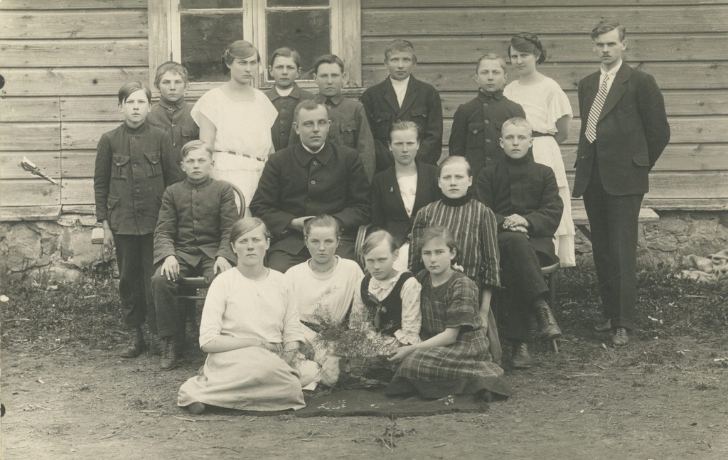Hendrik Adamson (sides in the middle) with his students and co-leaders 1. VI 1923. (? )a.