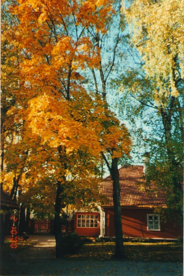 Photo. Dr. Fr. R. Kreutzwald Memorial Museum, the courtyard of the Kreutzwald residential building. Võru, 02.10.2000.
