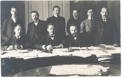 Päevalehe toimetus 1910-11. a. Seisavad vasakult: 1. J. Veidenstrauch, 2. G. E. Luiga, 3. A. Hanko, 4. A. Schnicker, 5. A. Fiskar, 6. J. Mändmets. Istuvad: 1. E. Virgo, 2. J. (?), 3. J. V. Veski  duplicate photo