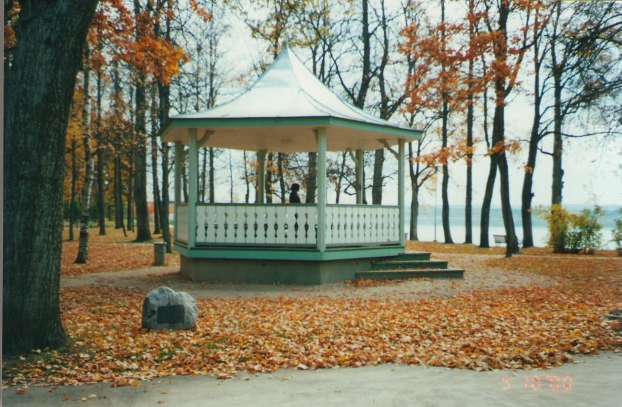 Photo. Pavilion Kreutzwald Park. Võru, 05.10.2000.