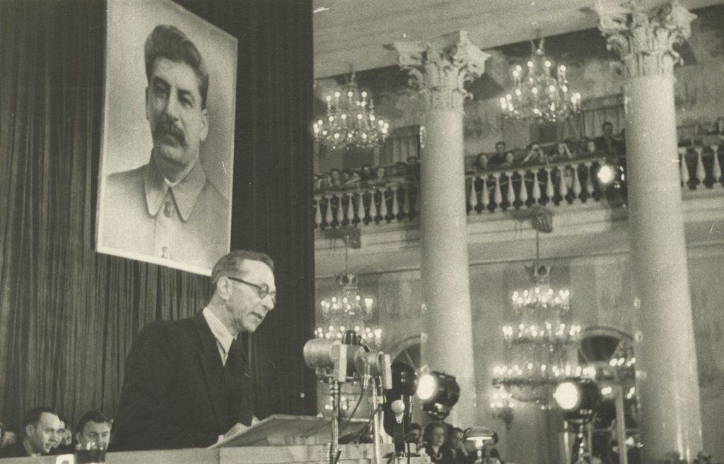 Mart Raud performs on the decade of Estonian Soviet literature in Moscow a/y house in the pillar