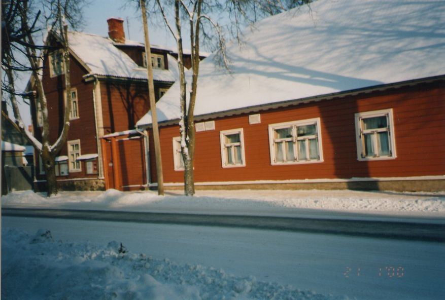 Photo. Dr. Fr. R. Kreutzwald Memorial Museum view from the street. Võru, 21.01.2000.