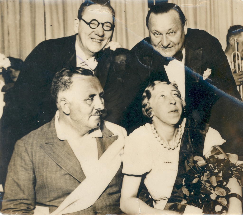 Pirita King Pair after the elections, in front of Mrs. Kaljot and Mr. Brandmann. Back fans a. Sällik and p. Pinna