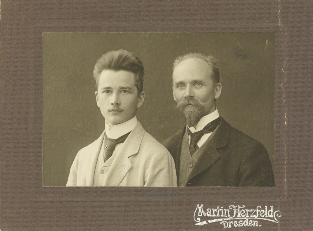 K. and g. Ast [1907]