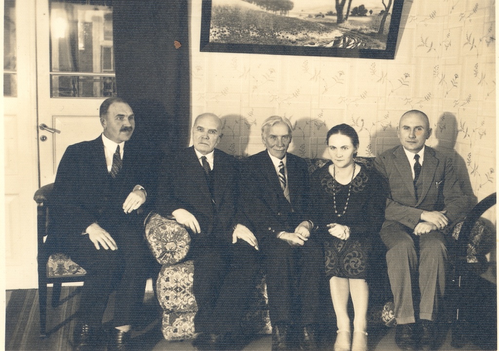 A. Outcome [left. 3.] With his birthday guests in 1931 [VAS. 2. K. e. Food]