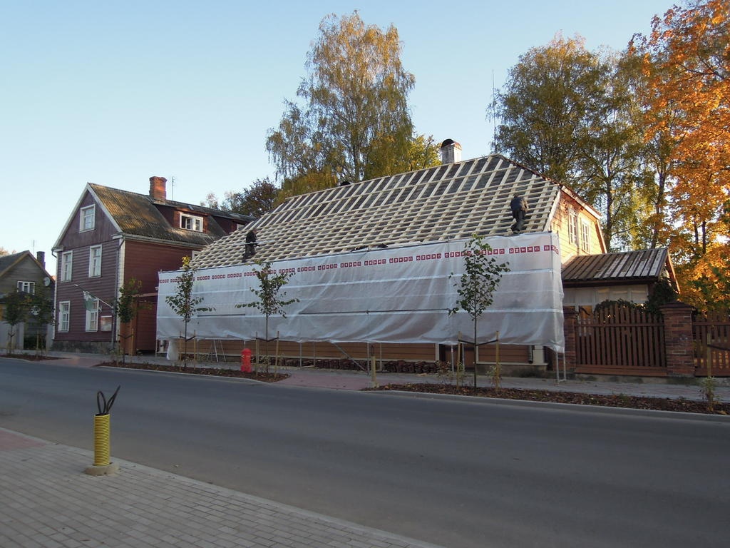 Photo. Repair of the roof of Kreutzwald's residential building. Võru, 02.10.2014.