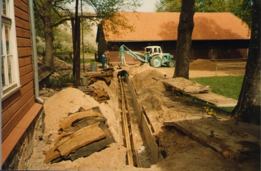 Photo. In the course of the rocking work, the heattrass opened by Dr. Fr. R. Kreutzwald Memorial Museum at the court. Võru, 2000.