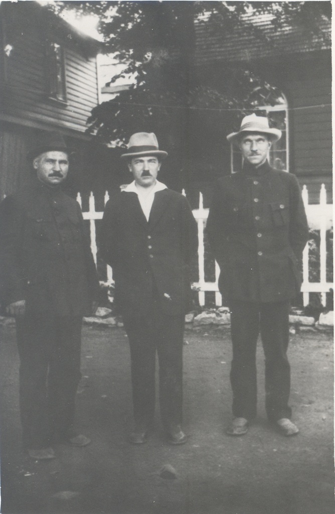 Oskar Luts, Johannes Aavik, m. Küla-Nurmik