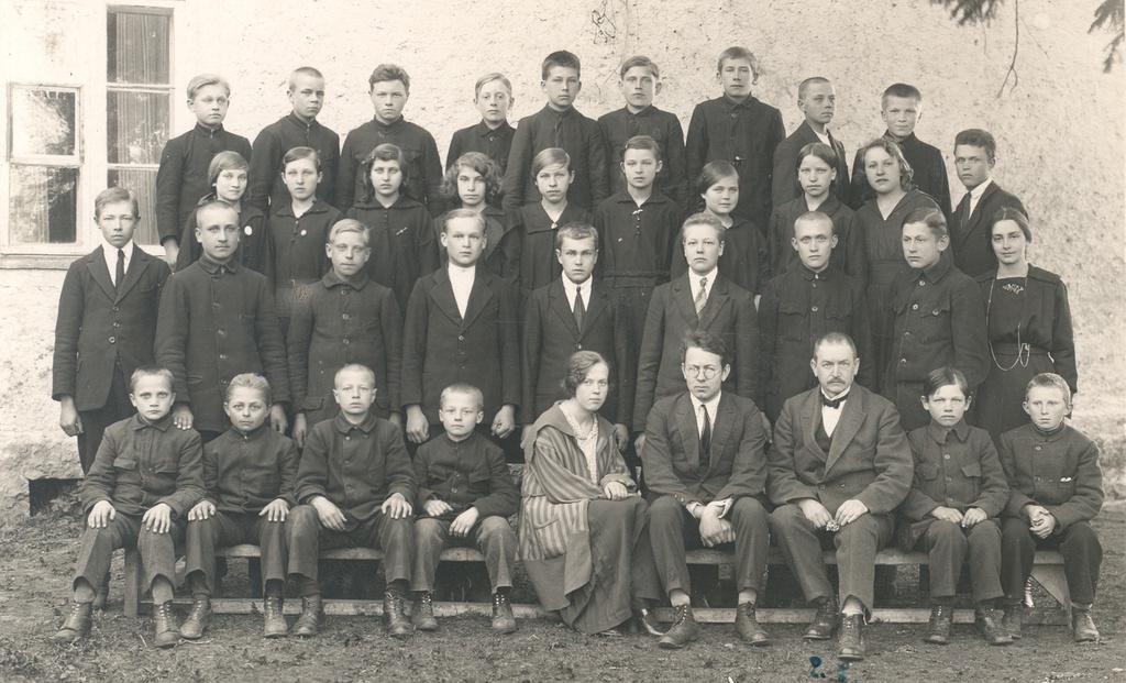 ? Primary school teachers and students, e. Enno, L. Einas, etc.