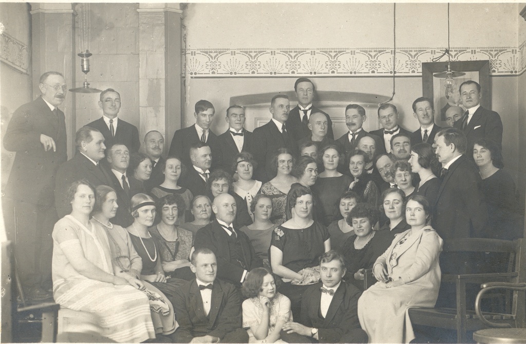 Ella Enno (2nd row par. First) and Ernst Enno (3st row for par. First) on group photo