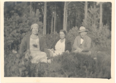 Ernst Enno's wife and sister  duplicate photo