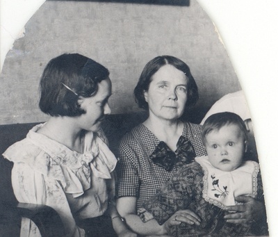 Ernst Enno daughter Liki, wife and daughter Elin  duplicate photo