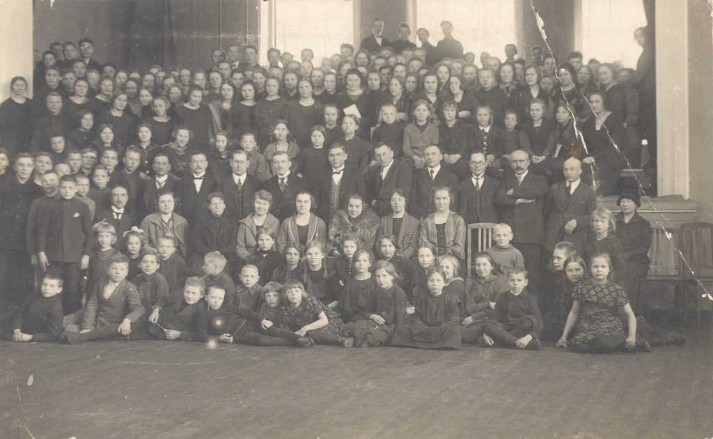 Teachers of the seminar of teachers in Läänemaa with school students. III row e. Enni and J. Lattik