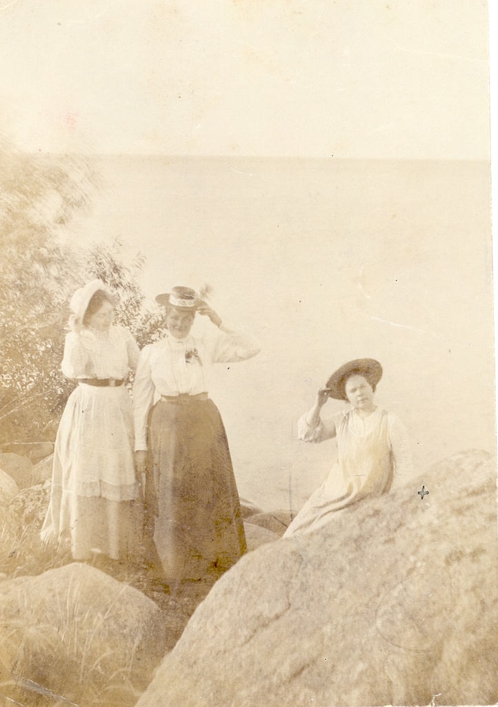 Ella Enno (left. 3.) Kodaveres