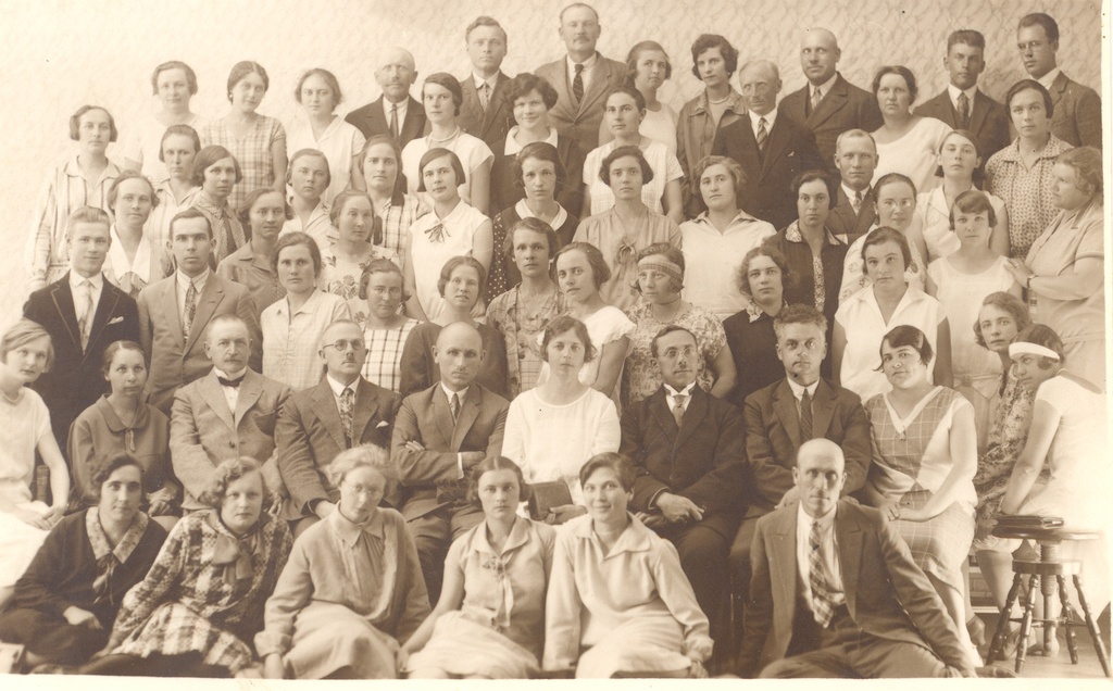 E. Enno group photo (II row vas. 3.)