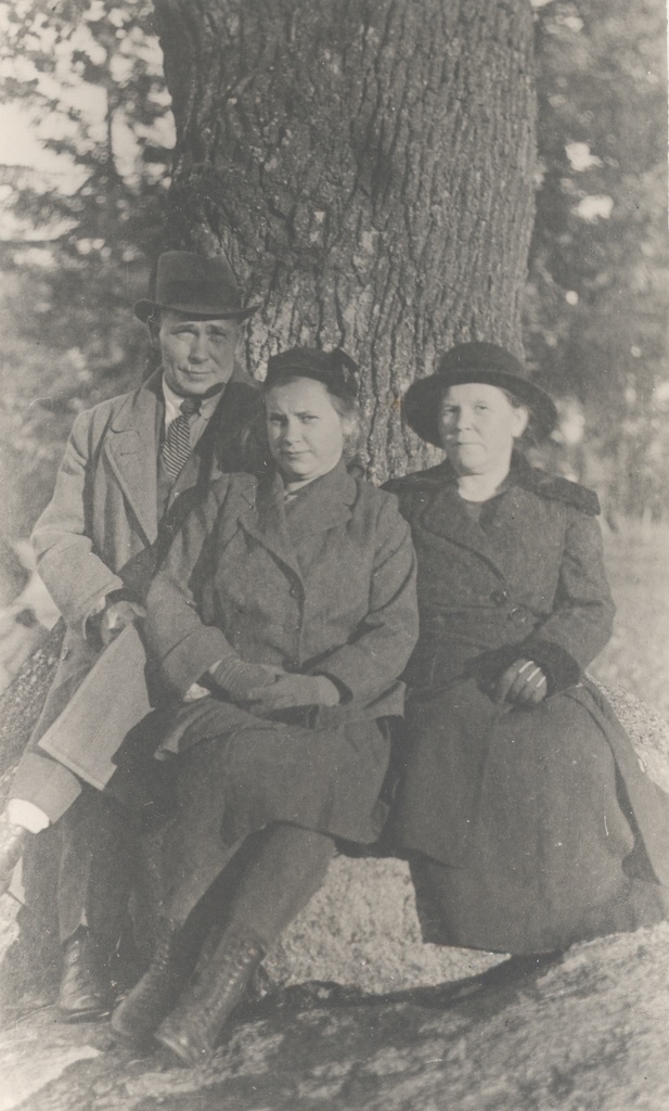 Jakob Mändmets with husband and daughter