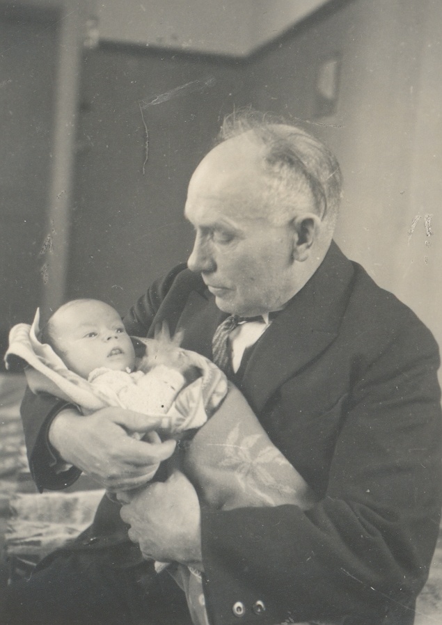 Jakob Mändmets with grandchildren